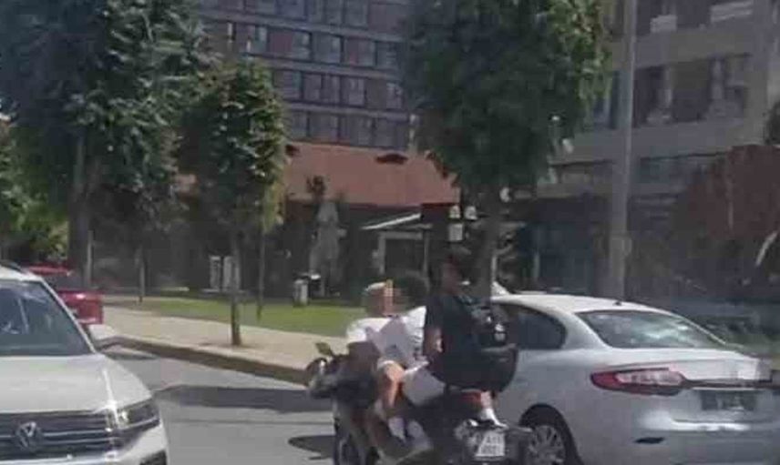 Eskişehir'de motosiklet üzerinde ters oturan gençlerin tehlikeli yolculuğu