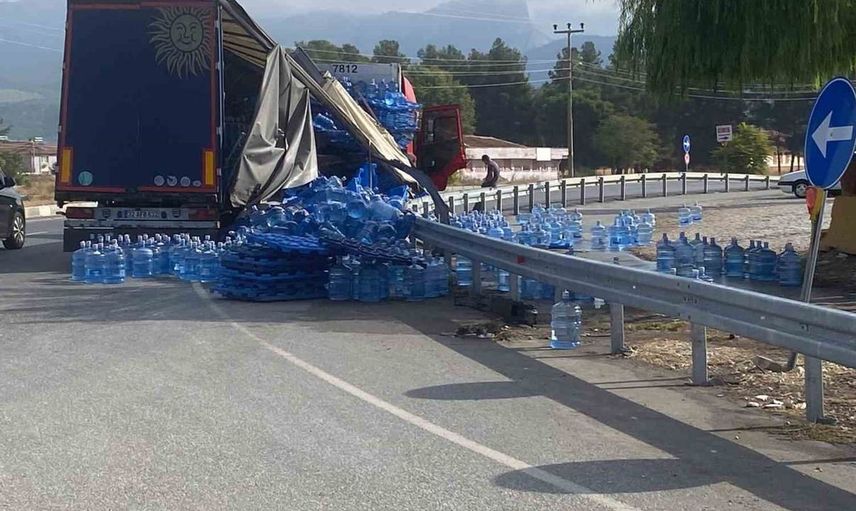 Bozkurt'ta su yüklü tır kayarak yola devrildi