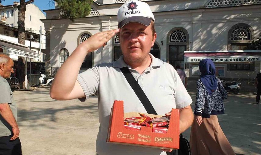 Burhaniye'de seyyar satıcı polis şapkasıyla dikkat çekiyor
