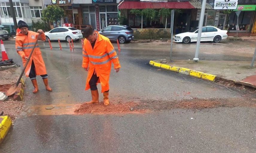 Körfez Belediyesi sağanak yağışla mücadelede sahada aktif rol alıyor