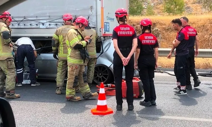 İzmir'de tıra arkadan çarpan otomobilin sürücüsü kaza sonucu yaşamını yitirdi