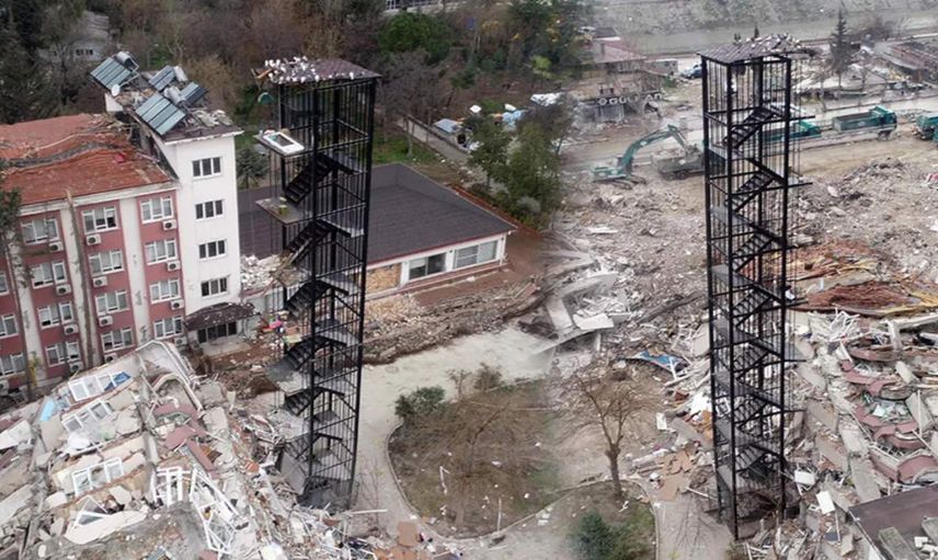 3 dakikada 2 deprem yaşandı: Bina yıkıldı yangın merdiveni ayakta kaldı