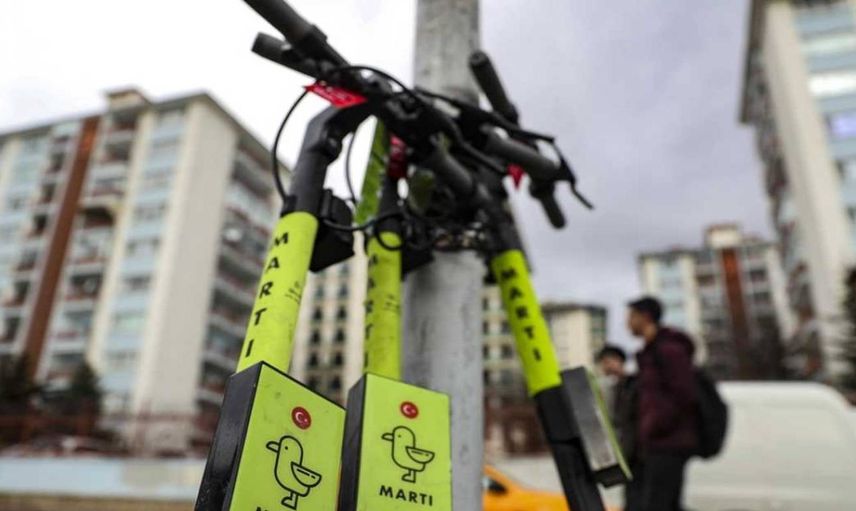 3 kişi scooter’a bindiler: Bebeğin hayatını da riske ettiler