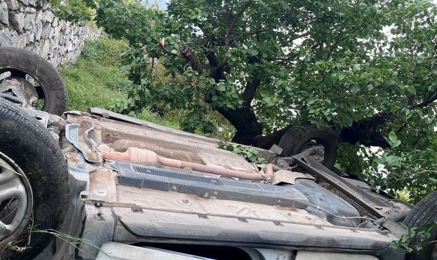 İskenderun'da otomobil bahçeye uçtu: 2 yaralı
