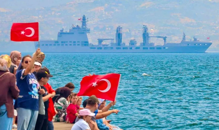 İzmit Körfezi'nde donanma geçişiyle Türk milletinin gururu pekişti