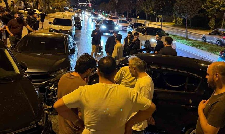 Maltepe'de ters yöne giren otomobil, park halindeki iki araca çarptı: 1 yaralı