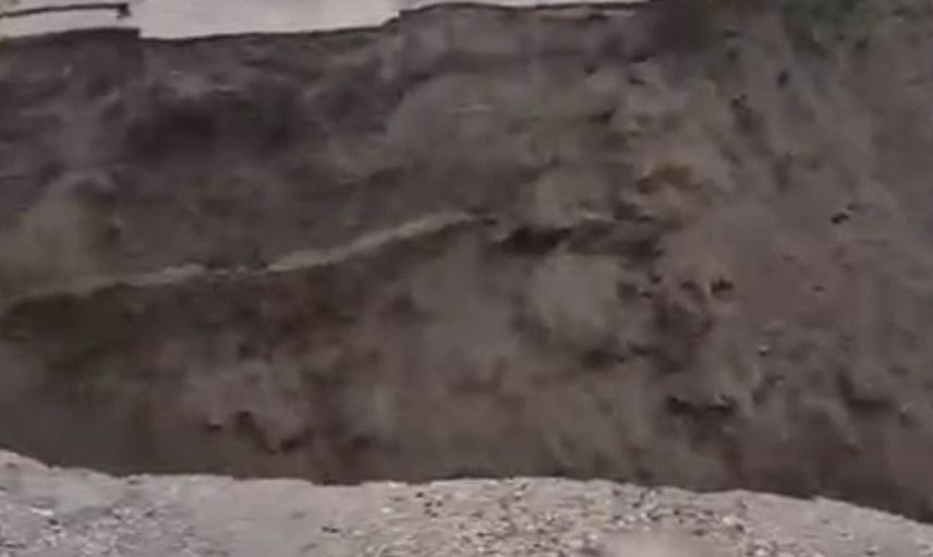 Gönen'de yağışlar yol çökmesine neden oldu: Ulaşım durdu