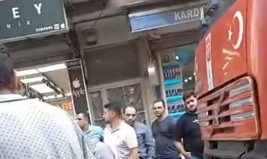 Küçükçekmece'de hafriyat kamyonu yayaya çarparak ağır yaraladı