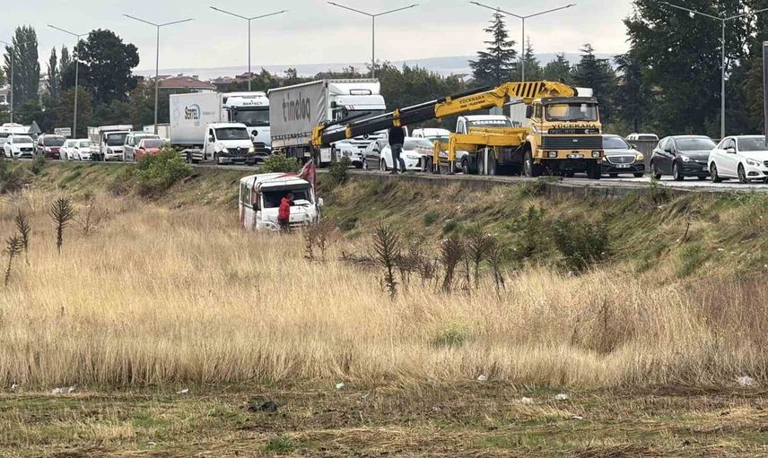 Eskişehir'de kavşakta minibüs tarlaya uçtu: 1 yaralı