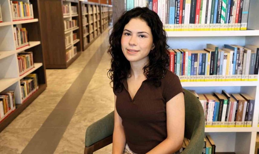 Yükseköğretim Kurumları Sınavı'nda başarı elde eden Zeynep Aydın, kütüphanede çalışmanın önemine vurgu yaptı