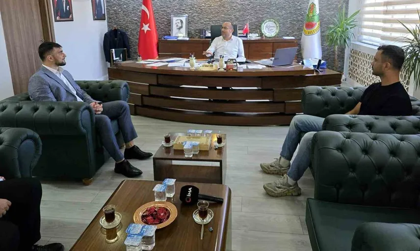 Bursalı gençlerin bayrak aşkı: Kapıkaya İnkaya Mağarası'na yeni bayrak astılar