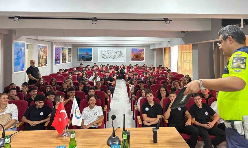 Kuşadası'nda öğrencilere trafik ve motosiklet güvenliği üzerine eğitim verildi