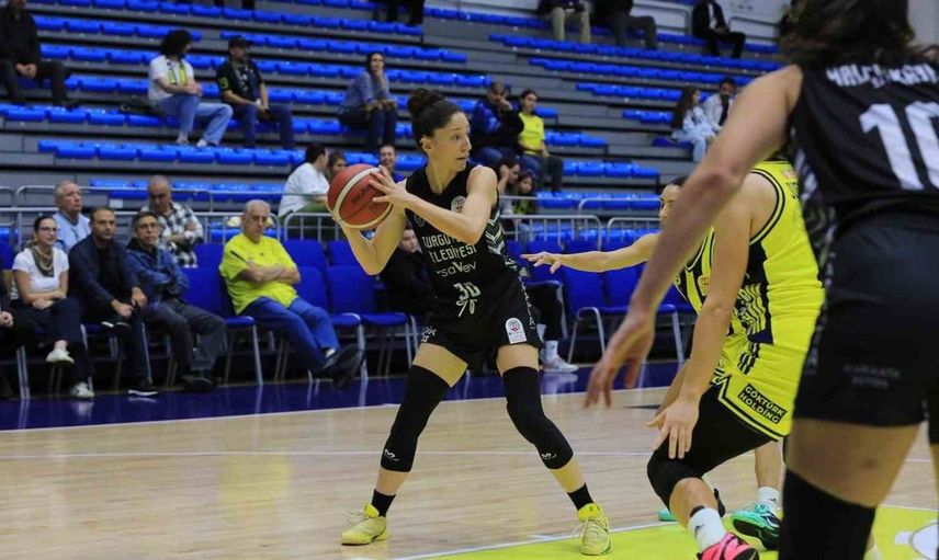 Turgutlu'nun voleybol takımı deplasmanda kazandı, basketbolda zorlu maçı kaybetti