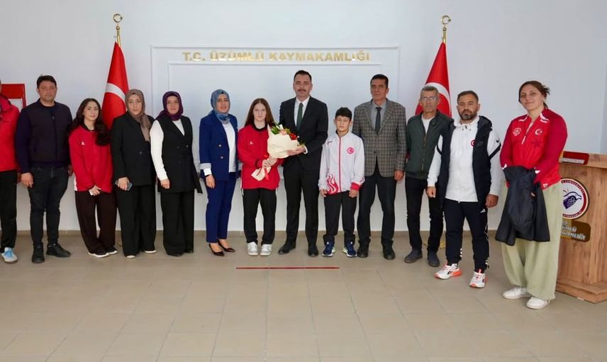 Başarılarıyla dikkat çeken güreşçiler Üzümlü Kaymakamlığı'nda ağırlandı