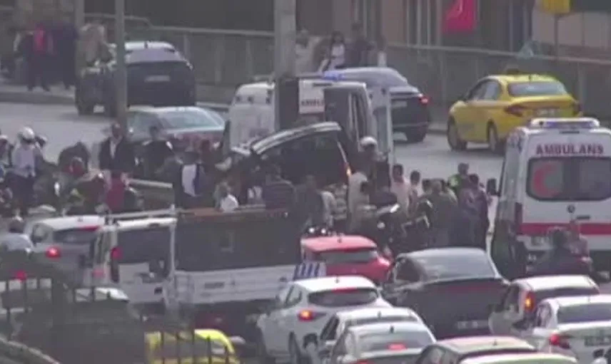 Küçükçekmece'de direksiyon hakimiyetini kaybeden sürücü bariyerlere çarptı