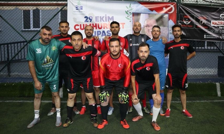 Edremit'te Cumhuriyet Kupası halı saha turnuvası futbolseverleri buluşturdu