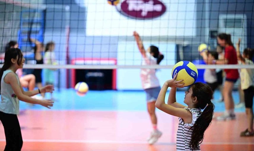 Aydın büyükşehir'in ücretsiz voleybol kurslarına yoğun ilgi