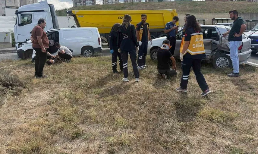 Kastamonu'da trafik kazası: hafif ticari araç ve otomobil çarpıştı, 3 yaralı