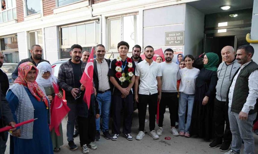 15 yaşındaki şampiyon güreşçi Ahmet Çiftçi, Edirne'de coşkuyla karşılandı