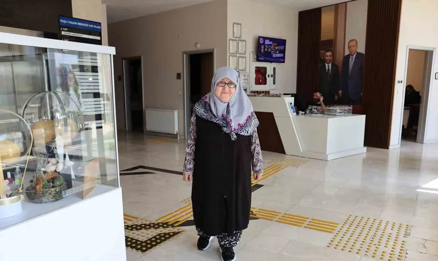 82 yaşındaki kadın bastonunu bırakarak özgüvenle yürümeye başladı