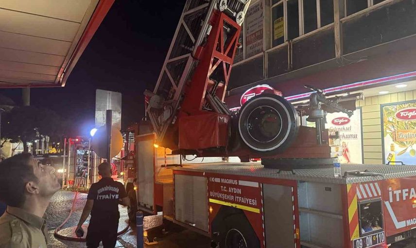 Efeler'deki alışveriş merkezinde çıkan yangın itfaiye ekipleri tarafından söndürüldü