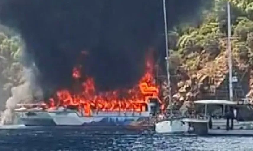 Fethiye'de tekne alev aldı: 115 yolcu denize atladı