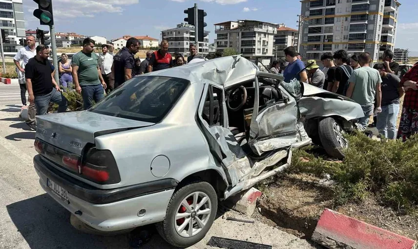 Uşak'ta otomobil ve cip çarpıştı: 3 kişi hastaneye kaldırıldı