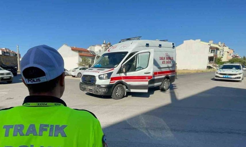 Karaman’da ambulans ile cipin çarpışması sonucu maddi hasar oluştu