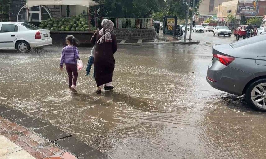 Siverek'te ani sağanak yağış yaşamı olumsuz etkiledi