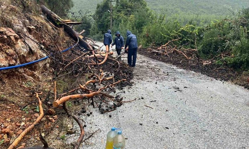 Marmaris'te sağanak yağış sonrası belediye ekipleri teyakkuza geçti