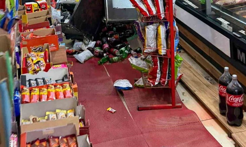 Sarıkamış'ta otomobil iş yerine daldı, şans eseri yaralanan yok