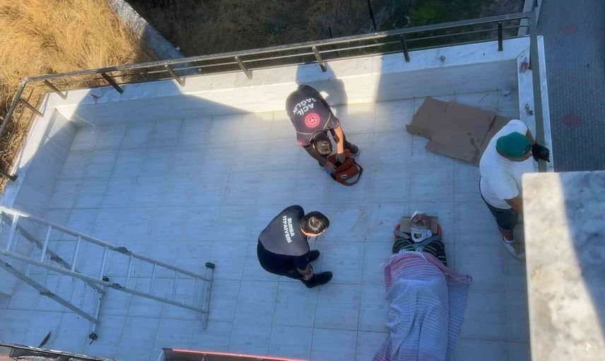 Bursa'da tadilat sırasında dengesini kaybeden işçi balkona düştü