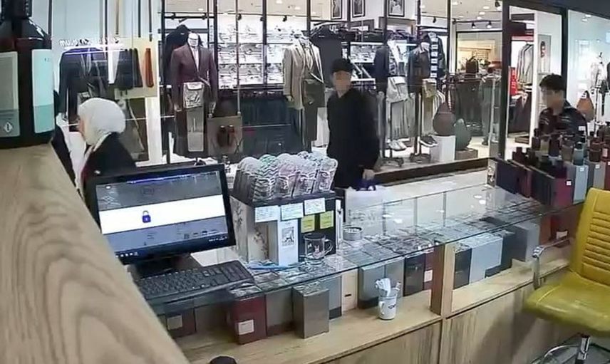 Elazığ'da çocuk parfümü kokladıktan sonra cebine attı