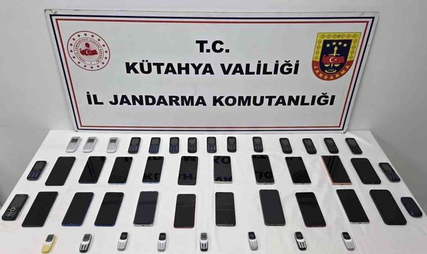 Simav'da düzenlenen baskında piyasa değeri 1,6 milyon TL olan kaçak telefonlar ele geçirildi
