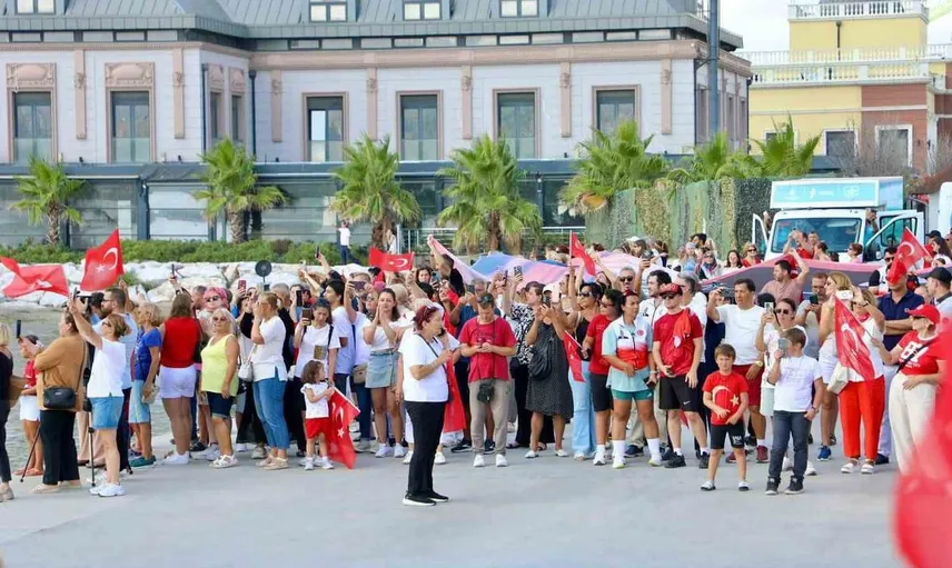 Büyükçekmece’de tarihi Türk bayrağı denizde açıldı