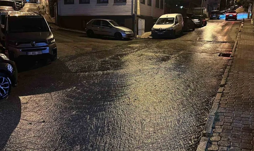 Samsun'da su borusu arızası nedeniyle caddeye su aktı