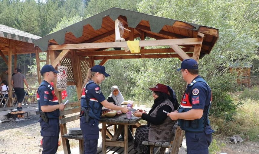 Bayburt'ta orman yangınlarına karşı jandarmadan bilinçlendirme çalışması