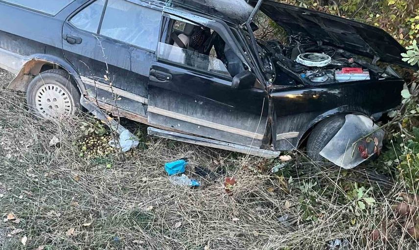 Karabük'te ağaca çarpan otomobilde sürücü ağır yaralandı