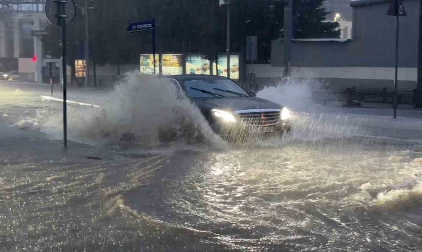 Şişli'de sağanak yağış araçları su içinde bıraktı