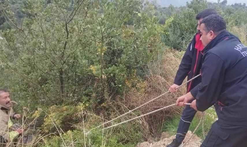 Defne'de kayalıklardan düşen vatandaş itfaiye ekipleri tarafından kurtarıldı