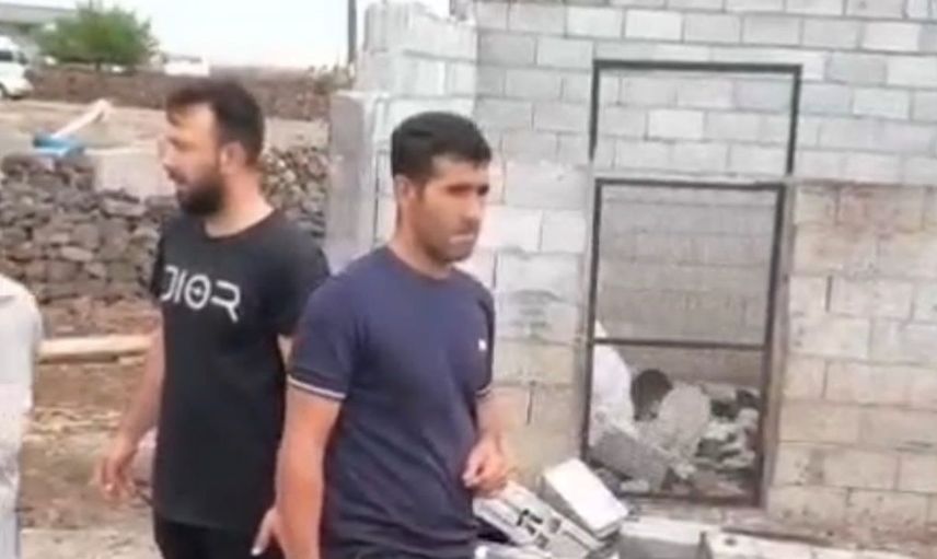 Diyarbakır'da şiddetli rüzgar, ahırın çatısını yerle bir etti
