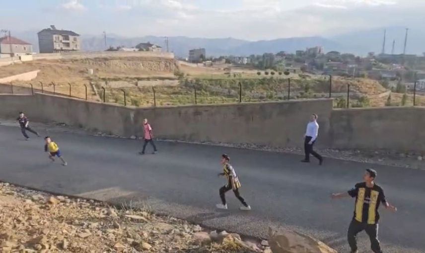 Kaymakam volkan hülür, yüksekova’da sokakta maç yapan çocukların oyununa katıldı