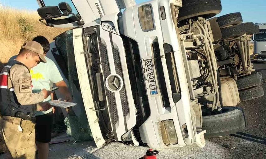Diyarbakır’da tır şarampole devrildi, 1 kişi yaralandı