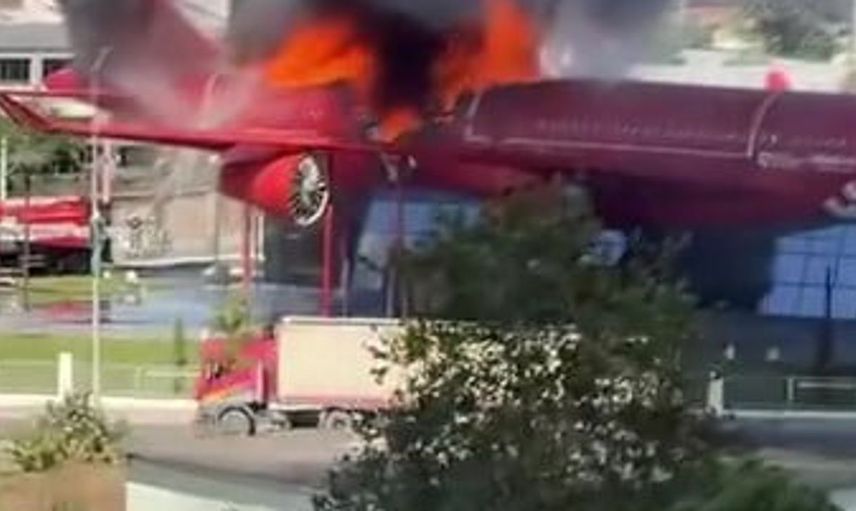 Kocaeli'deki bilim merkezinde yangın paniği: Uçak alev alev oldu