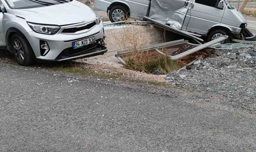 Gümüşhane'de minibüs ve otomobil çarpışması: 4 yaralı