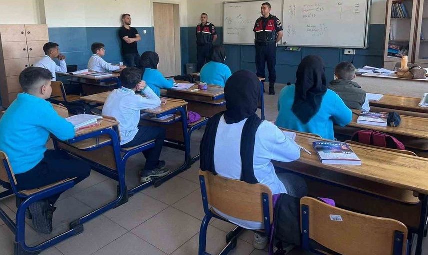 Çay ilçesinde jandarma, okullarda eğitim güvenliği semineri düzenledi