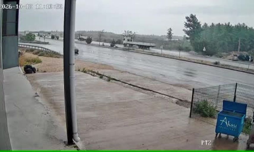 Antalya'da midibüs kazası güvenlik kameralarına yansıdı, 17 kişi yaralandı