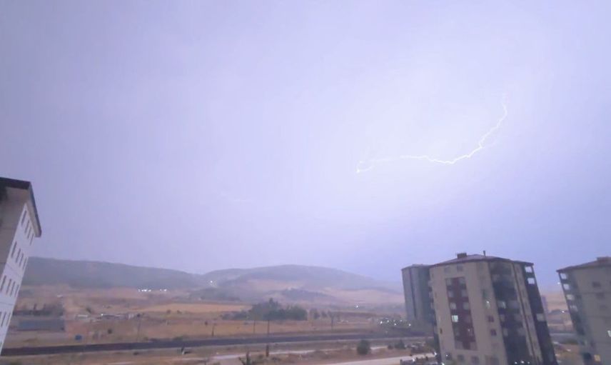 Gaziantep'te etkileyici şimşek fırtınası geceyi aydınlattı