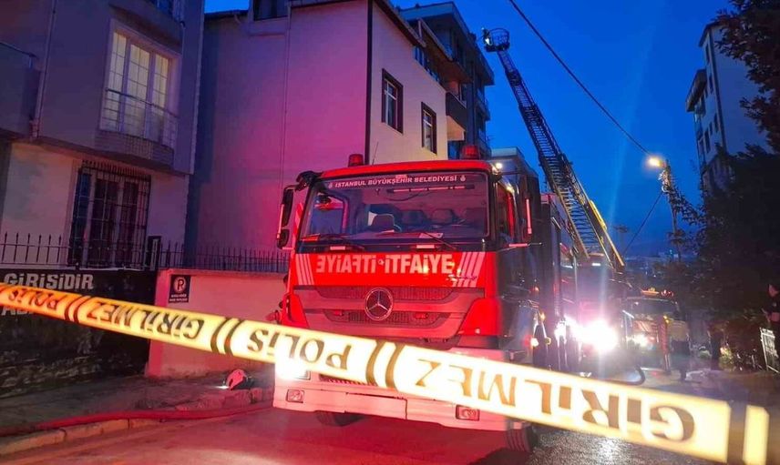 Ümraniye'de çatıda yangın paniği: İtfaiye ekipleri hızlıca müdahale etti