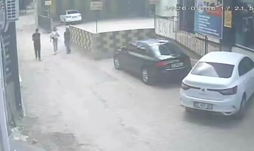 Darbedilen kadını kurtarmak isteyip bıçaklı saldırıya uğrayan genç kamerada kaydedildi